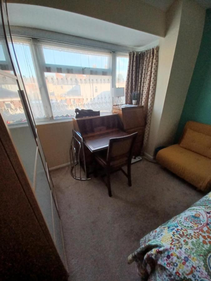 Stunning Homestay In Wolverhampton Bushbury Bagian luar foto