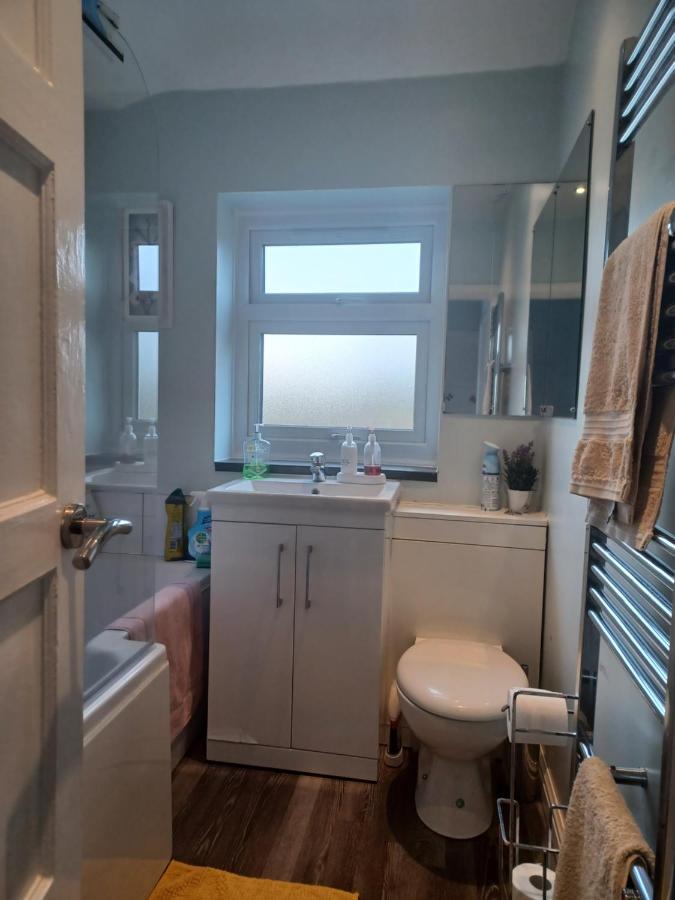 Stunning Homestay In Wolverhampton Bushbury Bagian luar foto